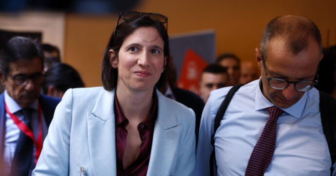 Schlein e il Pd blindano anche l’indagato Ricci: “Ha detto di essere estraneo, resta il nostro candidato”