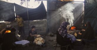 Gaza, così si sopravvive alla fame: “Avere mezza pagnotta è una fortuna. A volte beviamo solo acqua e sale”