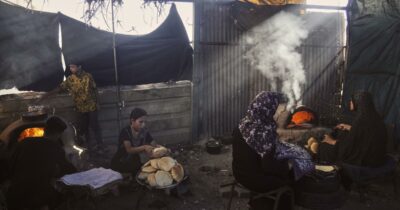 Copertina di Gaza, così si sopravvive alla fame: “Avere mezza pagnotta è una fortuna. A volte beviamo solo acqua e sale”
