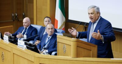 Copertina di Tajani: “Stato di Palestina? Solo se loro riconoscono Israele”. Le opposizioni: “Sconcertante, l’Anp lo ha già fatto”