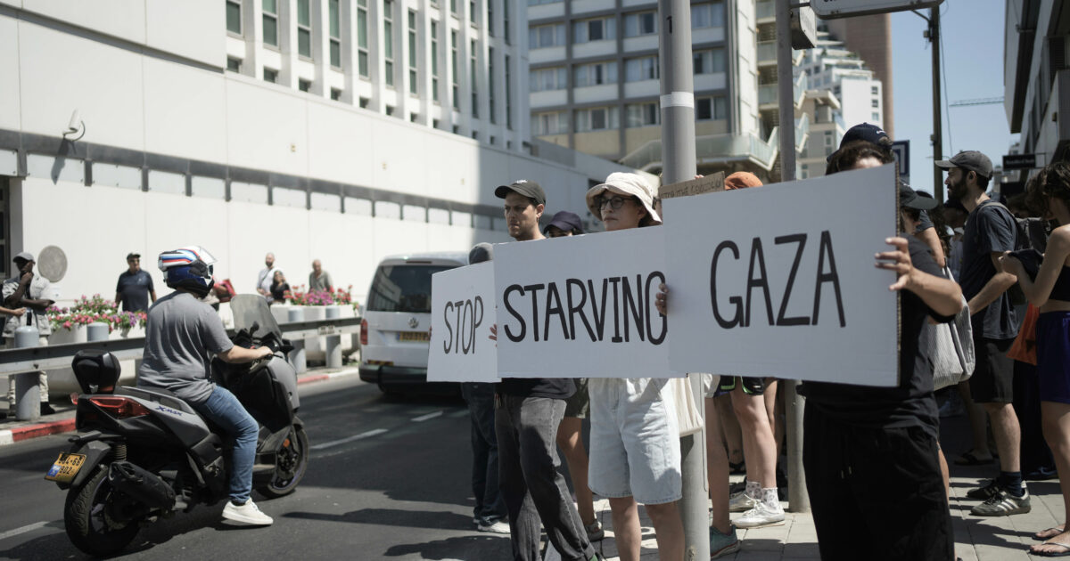“Mal di testa, tremolii, perdita dei sensi, denti che cambiano colore”: il racconto dagli ospedali sui bambini affamati di Gaza