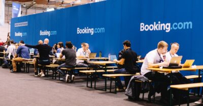 Copertina di Booking annuncia 1.000 licenziamenti, nonostante i profitti record: posti di lavoro a rischio anche in Italia