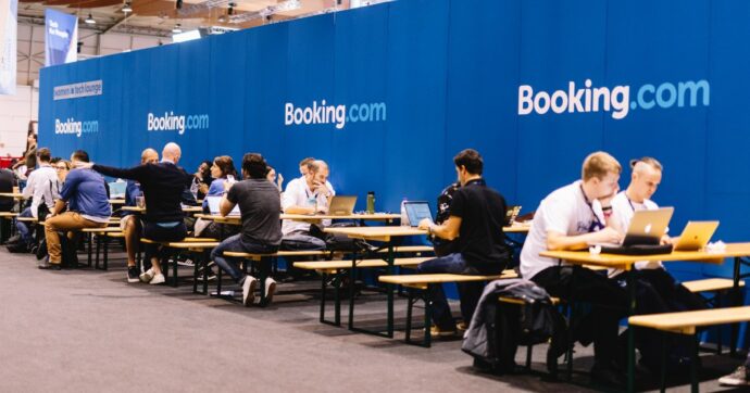 Booking annuncia 1.000 licenziamenti, nonostante i profitti record: posti di lavoro a rischio anche in Italia