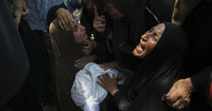 Copertina di Gaza, il Consiglio d’Europa: “Stop alle vendite di armi a Israele”. Media: “Altri morti per fame, anche bambini”