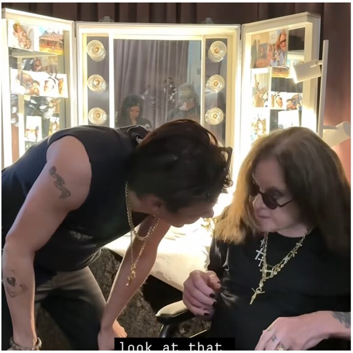 “È la cosa più preziosa che possiedo”: Ozzy Osbourne e il crocifisso ricevuto da Yungblud prima dell’ultimo concerto, il video del “passaggio del testimone” è virale