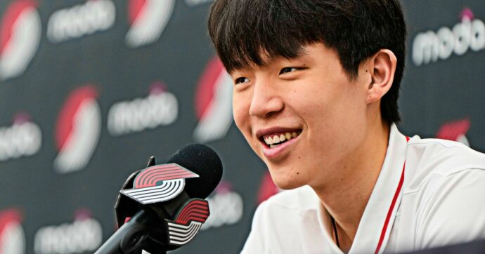 Yang Hansen dovrebbe essere la nuova star cinese della Nba, ma è un antidivo: adora il pollo fritto e il suo mantra è “non preoccuparti se è a più di 8 ore”