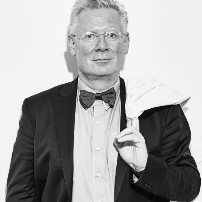 “Creare una crema non significava tradire l’integrità scientifica, ma portare la scienza nella vita delle persone”. La storia di Augustinus Bader, il medico-scienziato che ha rivoluzionato la skincare di lusso