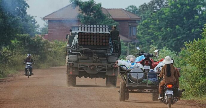 Scontri Thailandia-Cambogia, Bangkok: “Può arrivare la guerra”. Oltre 140 mila sfollati e 15 vittime