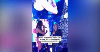 Copertina di Ghali sale sul palco dell’evento Netlfix e chiede una foto a Tim Burton (ma lui capisce di dover cantare insieme)