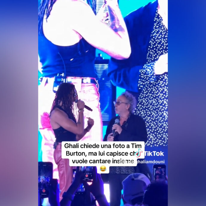 Ghali sale sul palco dell’evento Netlfix e chiede una foto a Tim Burton (ma lui capisce di dover cantare insieme)