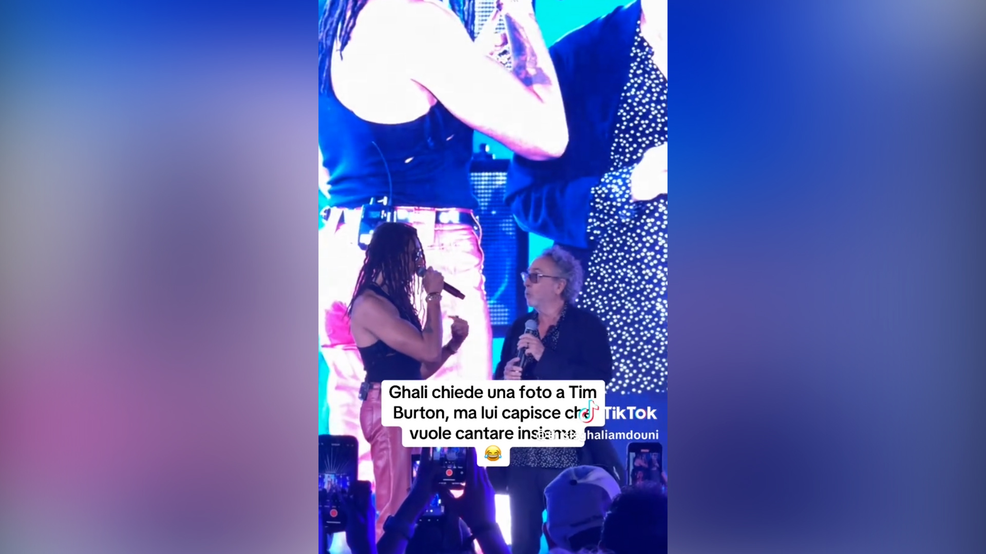 Ghali sale sul palco dell’evento Netlfix e chiede una foto a Tim Burton (ma lui capisce di dover cantare insieme)