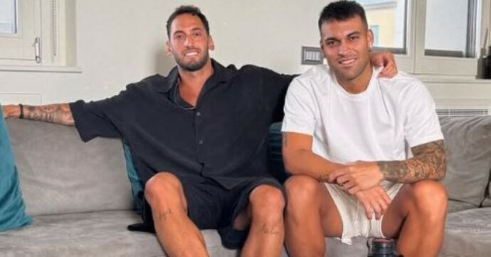 Inter, pace fatta tra Lautaro e Calhanoglu: la chiacchierata sul divano e lo scatto a favore di social