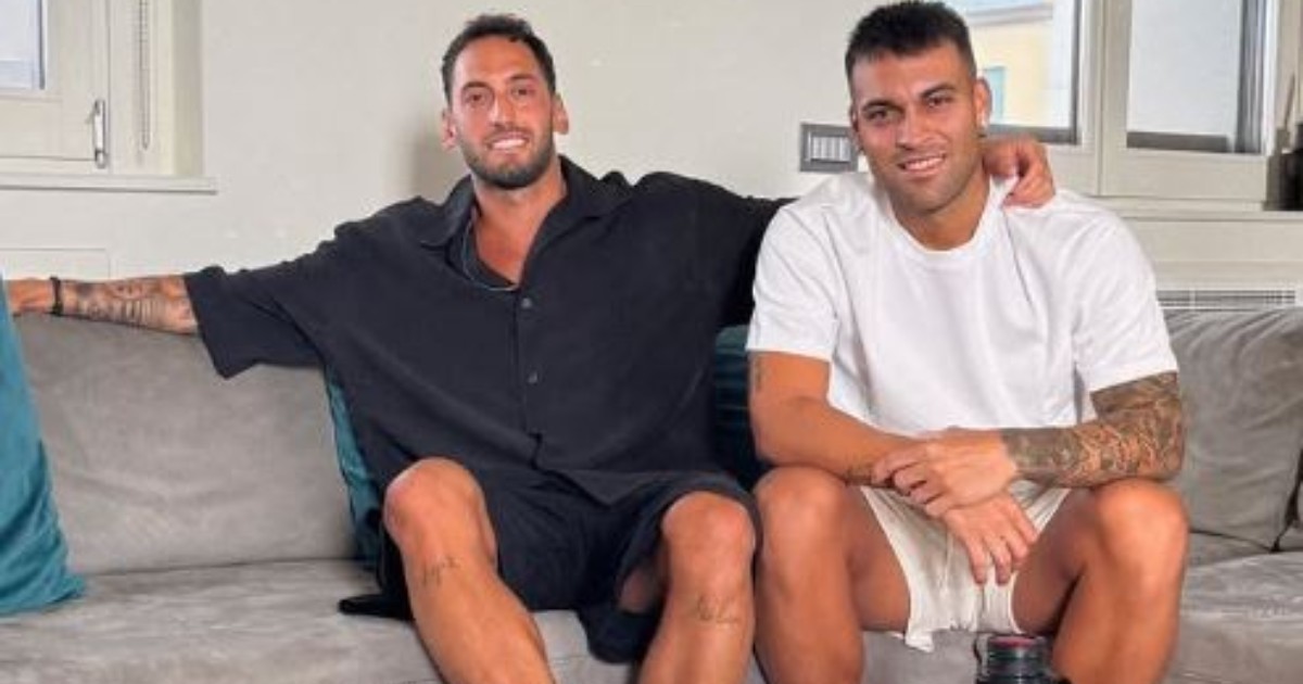 Inter, pace fatta tra Lautaro e Calhanoglu: la chiacchierata sul divano e lo scatto a favore di social Inter, pace fatta tra Lautaro e Calhanoglu: la chiacchierata sul divano e lo scatto a favore di social