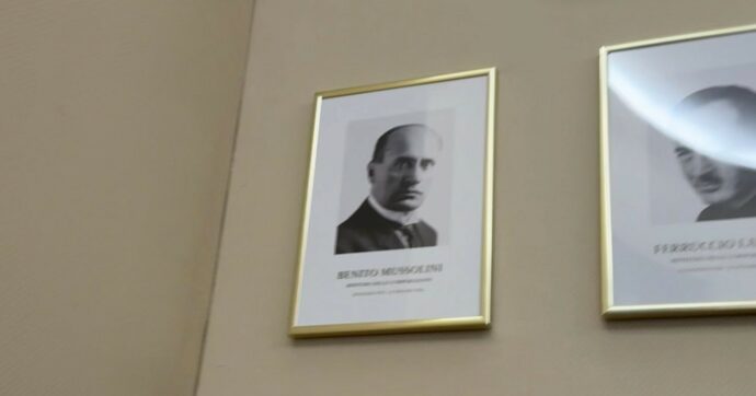 Arriva Adolfo al ministero e torna la foto di Mussolini