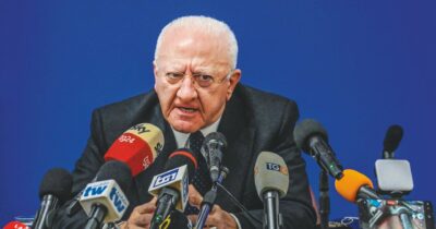 Copertina di De Luca alza il prezzo: “Niente Campania ai 5S”