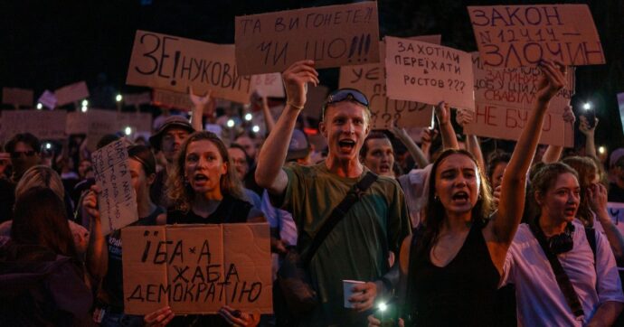 Dopo le proteste, Zelensky fa marcia indietro: il nuovo disegno di legge ridà indipendenza all’anticorruzione