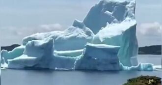 Copertina di L’iceberg si scioglie e scompare letteralmente sotto gli occhi dei turisti: le immagini incredibili – VIDEO