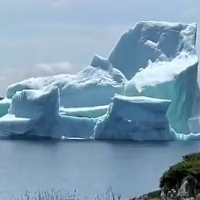 L’iceberg si scioglie e scompare letteralmente sotto gli occhi dei turisti: le immagini incredibili – VIDEO