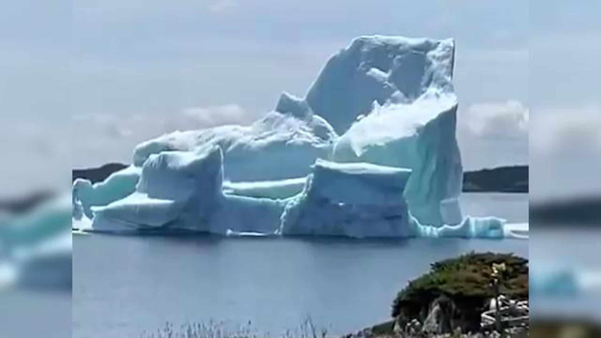 l8217iceberg si scioglie e scompare letteralmente sotto gli occhi dei turisti le immagini incredibili 8211 video