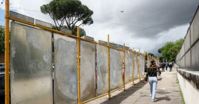 Copertina di Stereotipi e pregiudizi razzisti sui manifesti della Lega, il Campidoglio li fa rimuovere. Il carroccio: “Censura”