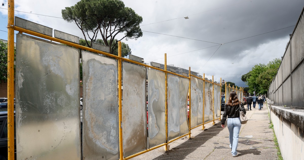 stereotipi e pregiudizi razzisti sui manifesti della lega il campidoglio li fa rimuovere il carroccio censura