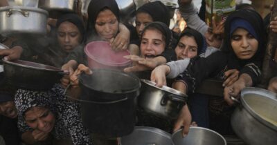 Copertina di Gaza, dopo le pressioni Israele accetta una pausa umanitaria e lancio di aiuti per via aerea. L’Onu: “I pacchi dal cielo sono inutili e pericolosi”