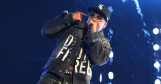 Copertina di Geolier vola come Superman e balza in aria a 18 metri di altezza per il suo show: “Gli amici mi hanno detto ‘non preoccuparti ci siamo noi sotto a sorreggerti'”