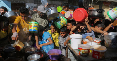 Copertina di Gaza, 5 persone morte di fame in 24 ore: tre erano neonati. “100mila bambini sono a rischio”