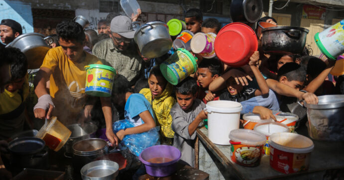 Gaza, 5 persone morte di fame in 24 ore: tre erano neonati. “100mila bambini sono a rischio”