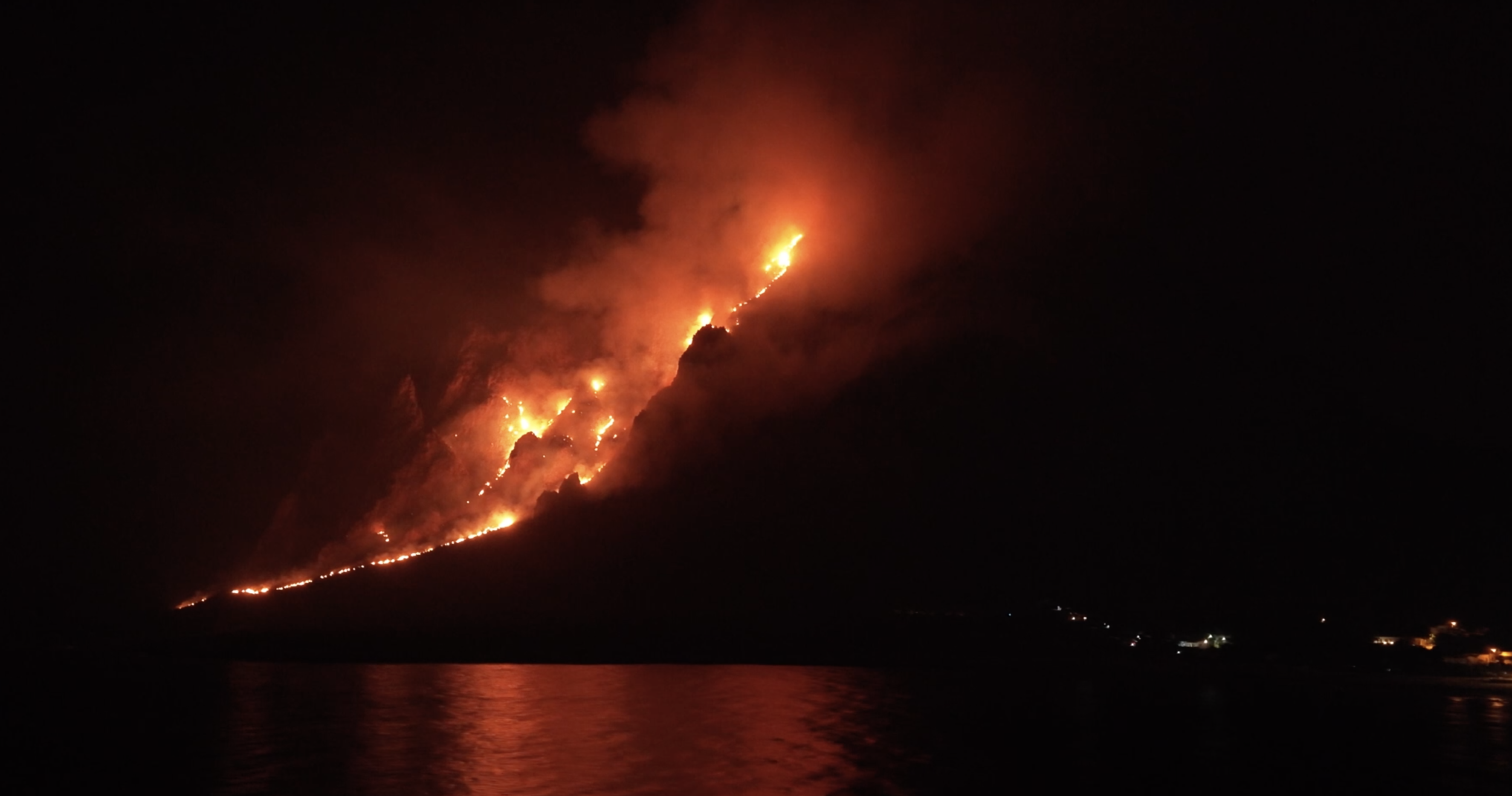 incendi a trapani il monte cofano avvolto dalle fiamme il video del drone