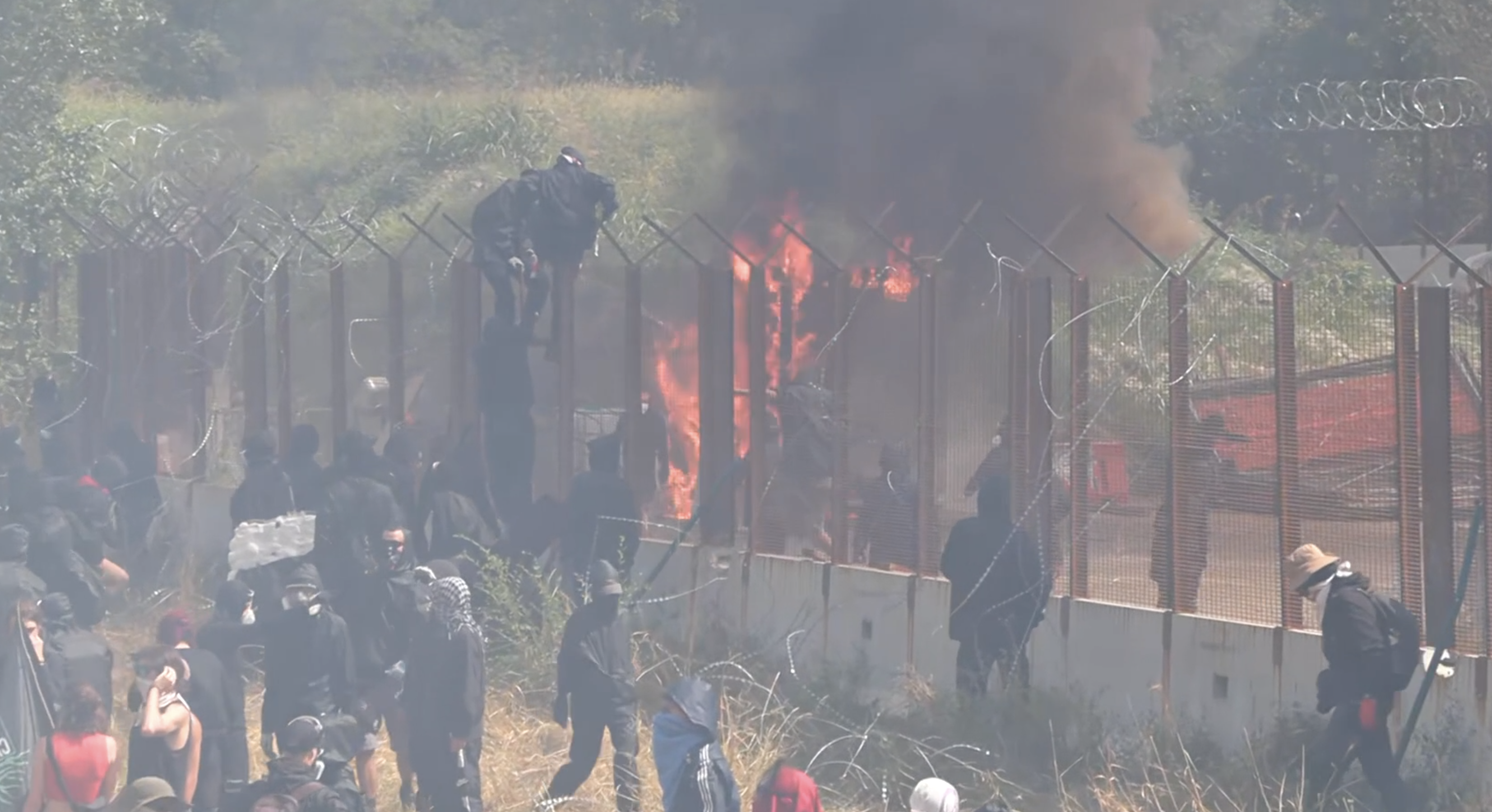val susa manifestanti no tav entrano nel cantiere e appiccano il fuoco occupata l8217autostrada