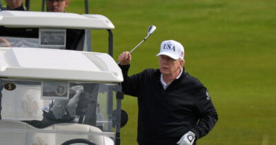 Copertina di Trump in Scozia: in migliaia lo contestano, lui gioca a golf. L’Ue frena sulla web tax per raggiungere l’intesa con gli Usa