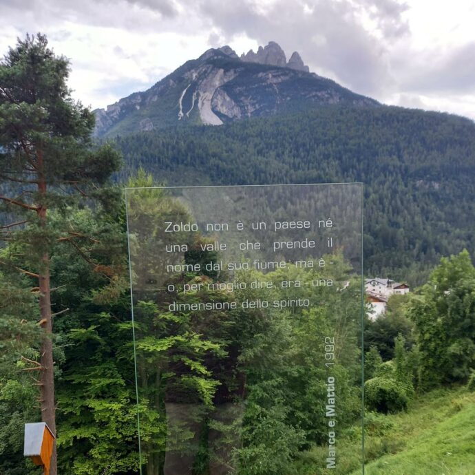‘Marco e Mattio’ di Sebastiano Vassalli rivive in dodici stele nella Val di Zoldo. Un percorso paesaggistico letterario per mostrare “la curiosità della vita al di fuori dell’uomo”.