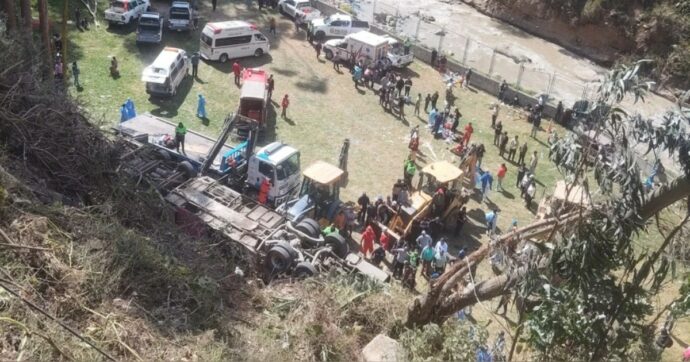 Perù, bus precipita in un burrone di 50 metri: 18 morti e oltre 40 feriti