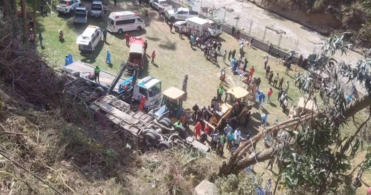 per249 bus precipita in un burrone di 50 metri 18 morti e oltre 40 feriti
