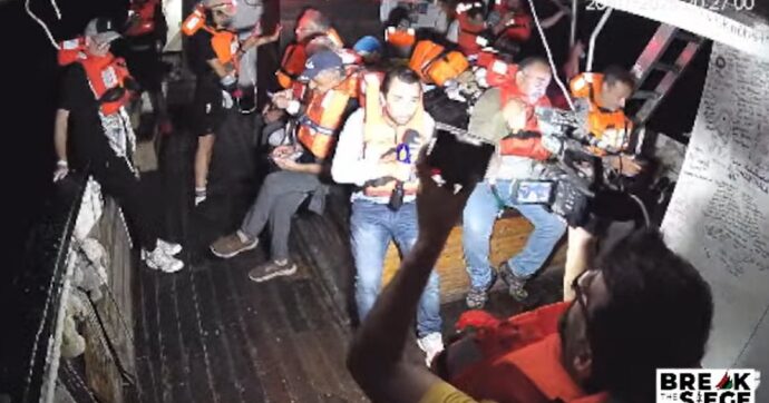 Freedom Flottilla, i soldati israeliani fanno irruzione a bordo della nave al largo di Gaza