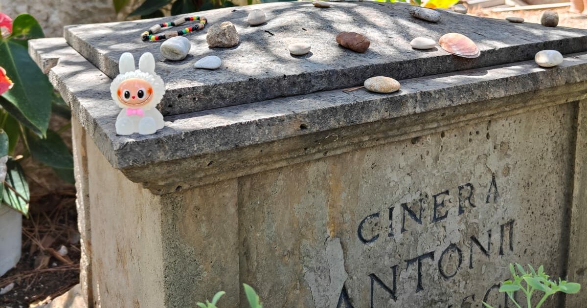 spunta un labubu sulla tomba di antonio gramsci al cimitero acattolico di roma agente del capitalismo o compagno