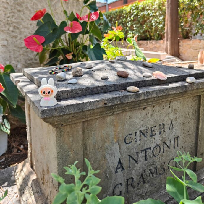 Spunta un Labubu sulla tomba di Antonio Gramsci al cimitero Acattolico di Roma: “Agente del capitalismo o compagno?”