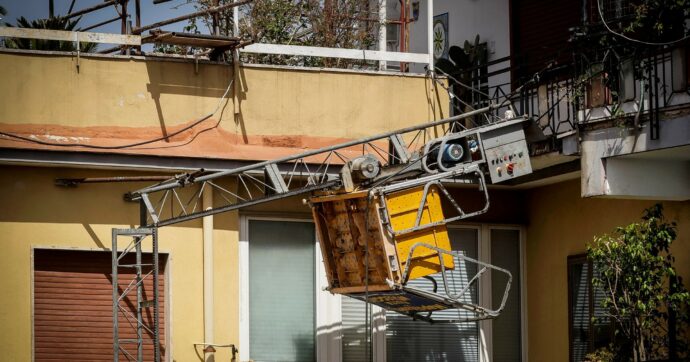 Tragedia a Napoli. Al vaglio la posa del montacarichi