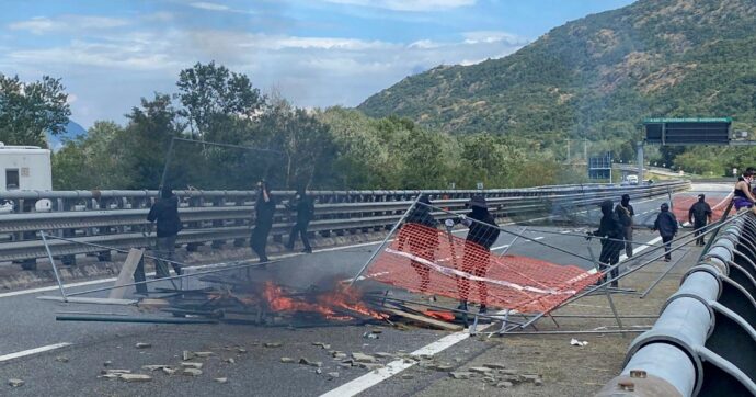 Scontri al corteo No Tav in Val Susa,  chiusa l’autostrada. Meloni: “Indegno”