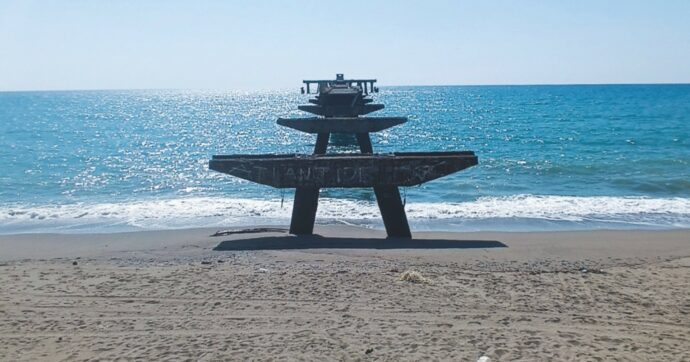 Ex pontile Sir, Lamezia Terme: 600 metri di ruggine in mare, lapide al capitalismo di rapina