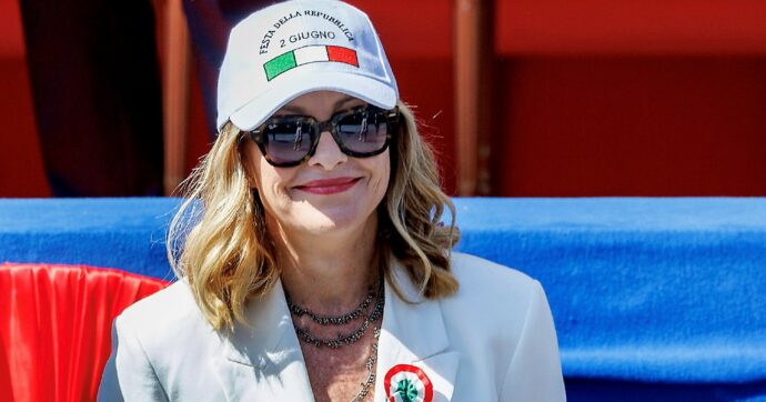 Meloni cambia immagine: “Buona, pop e moderata”