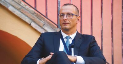 Copertina di Inchiesta Pesaro, Ricci: “Risponderò ai pm”. Chat coperte dall’immunità o no?