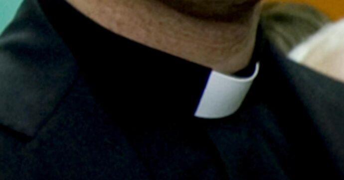 Violenza sessuale e uso di armi: arrestato ex prete