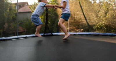 Copertina di Bambini e trampolini elastici, un binomio pericoloso secondo gli esperti: “Vediamo un numero enorme di distorsioni della caviglia e anche del polso”