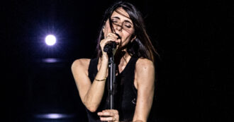 Copertina di Giorgia canta “Golpe” all’ultima tappa del tour estivo: il brano spopola in radio. È il più alto debutto di un’artista femminile in classifica nel 2025 – VIDEO