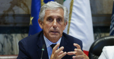 Copertina di Venezuela, la Farnesina nomina Vignali inviato per i detenuti. Seconda chiamata di Trentini a casa, la mamma: “Speriamo di riabbracciarlo presto”