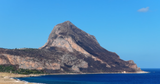 Copertina di Incendi nel Trapanese, le immagini del Monte Cofano devastato dalle fiamme