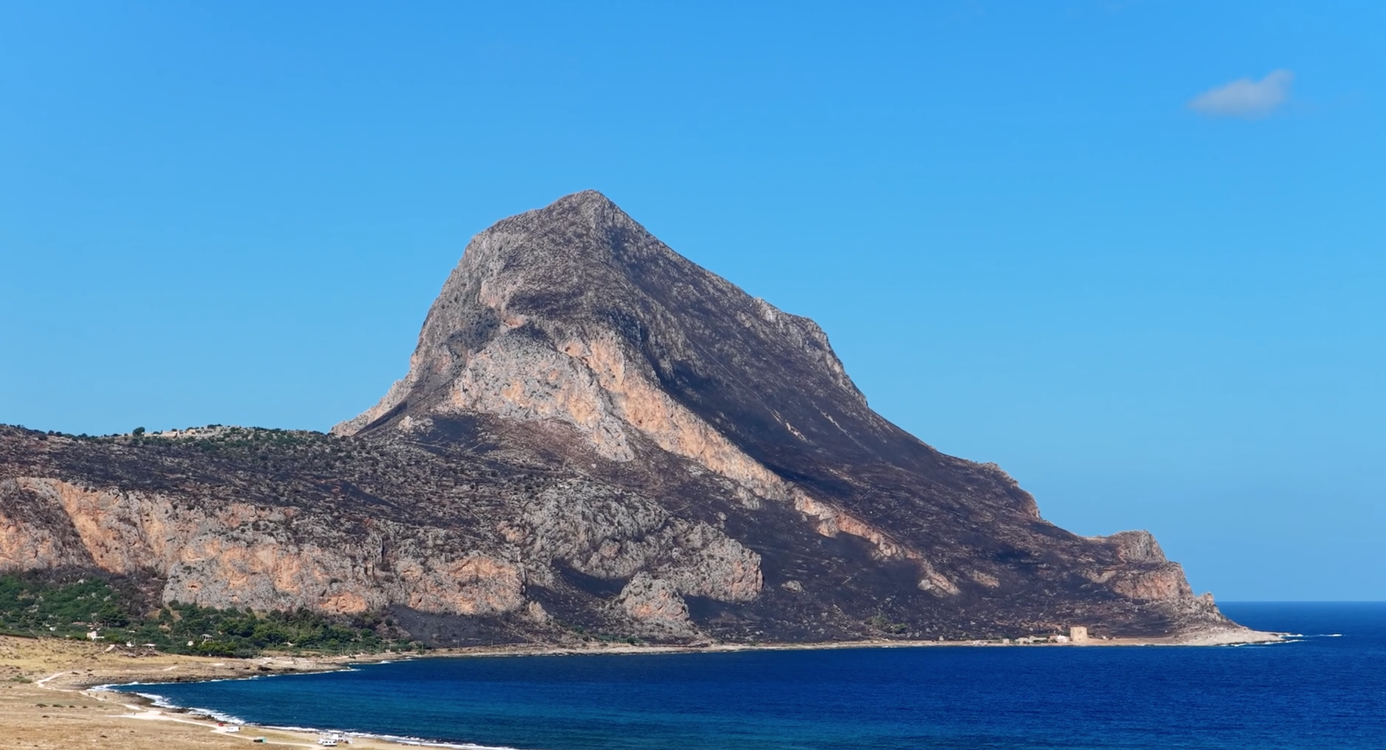 Incendi nel Trapanese, le immagini del Monte Cofano devastato dalle fiamme Incendi nel Trapanese, le immagini del Monte Cofano devastato dalle fiamme