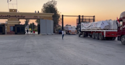 Copertina di Gaza, i camion di aiuti entrano nella Striscia dal valico di Rafah dopo 150 giorni di chiusura